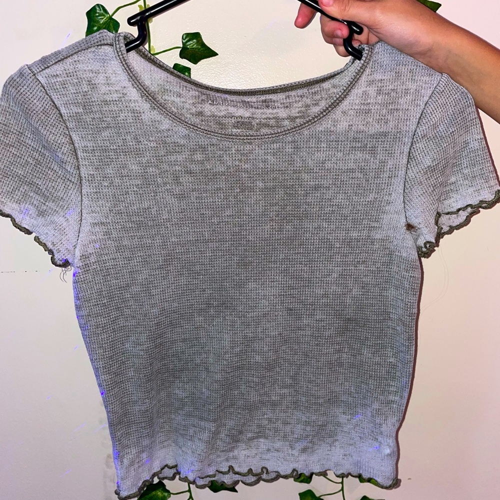 💚🤍AE green distressed crop top